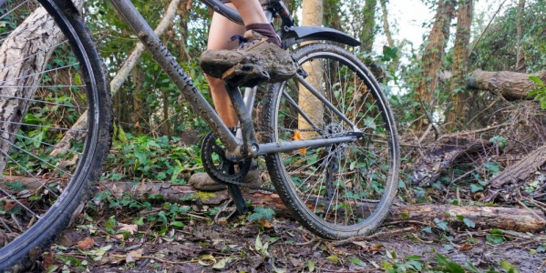 Montar en bici con lluvia y barro: Guía de supervivencia y mantenimiento técnico